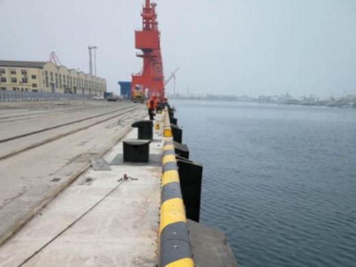 活動護(hù)輪坎--青島港三號碼頭